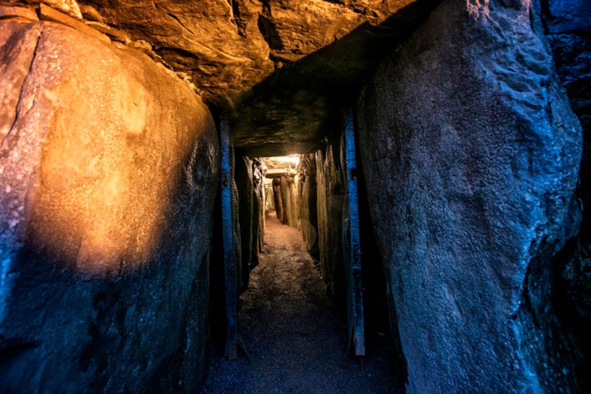 گذرگاه باریک نیوگرنج با تخته‌سنگ‌های عظیم 