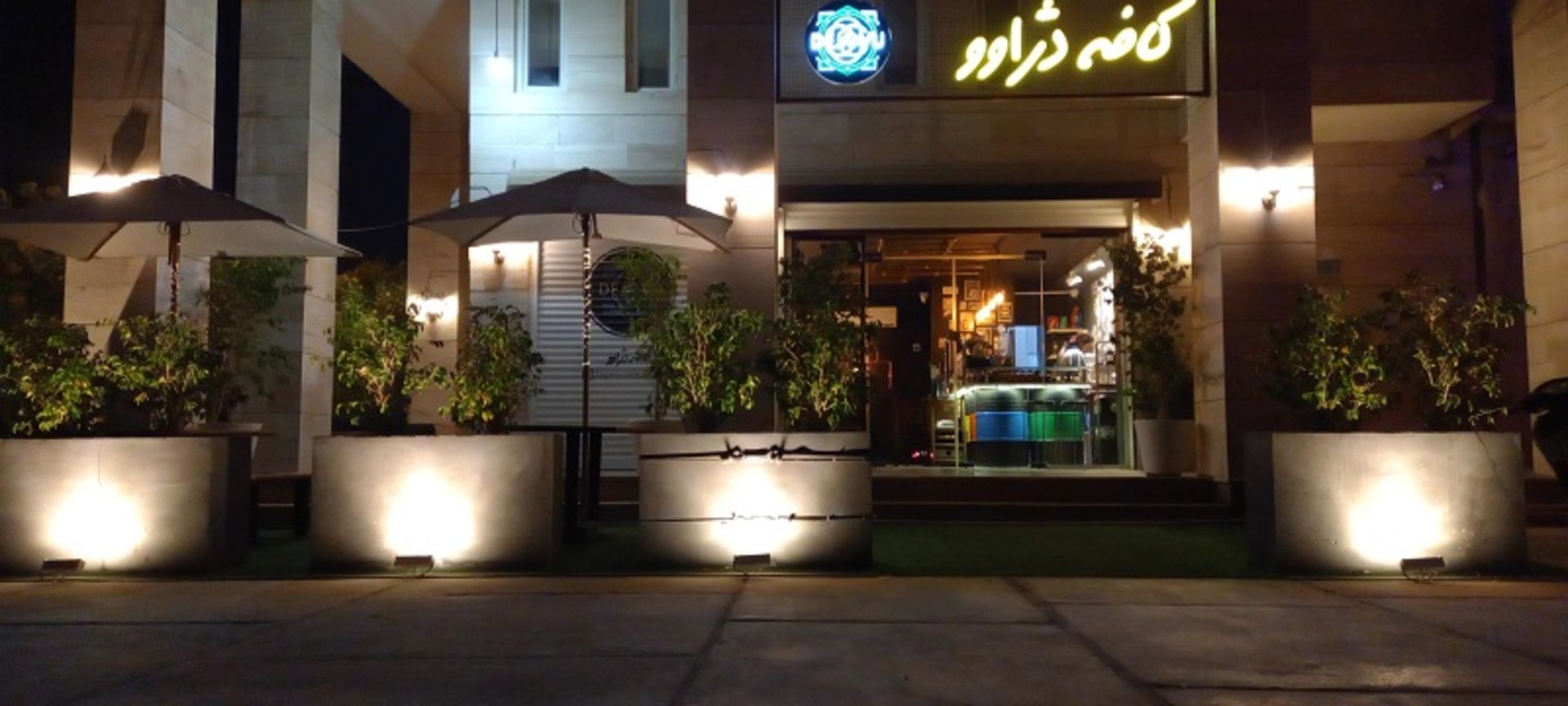 درب ورودی کافه دژاوو قشم در شب