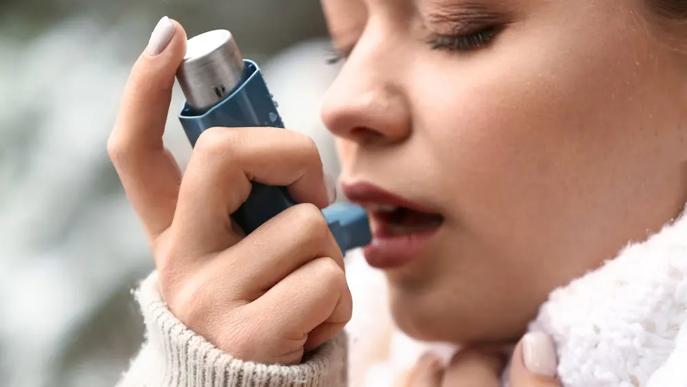 اسپری آسم (Asthma Inhaler) در دست زنی برای درمان تنگی نفس