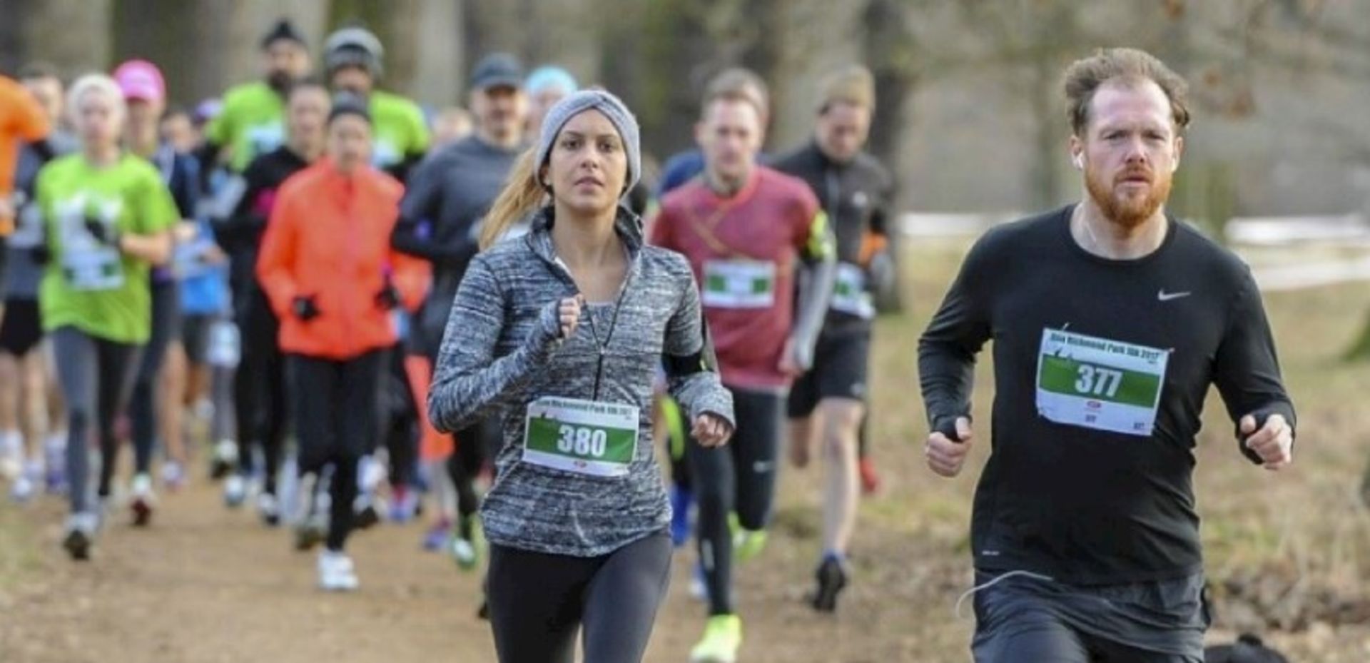 زنان و مردان در حال دویدن در مسابقه ماراتن