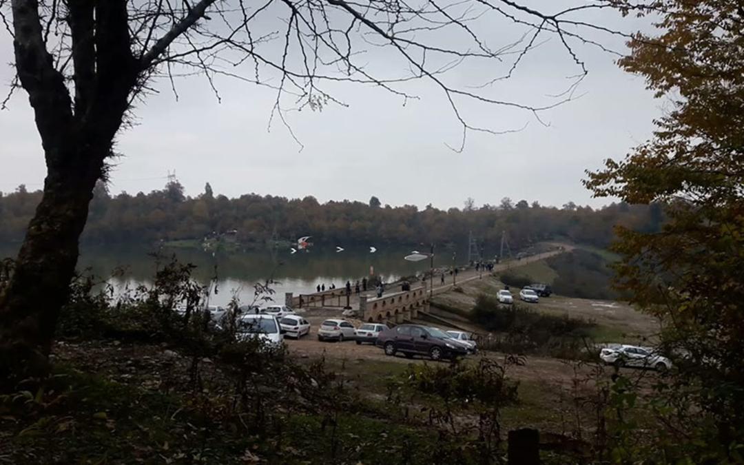 گردشگران در دریاچه سد آبیدر