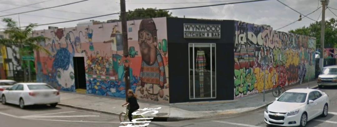 دیوار آجری با نقاشی‌های گرافیتی رنگارنگ در نمای رستوران وین‌وود (Wynwood Kitchen & Bar)