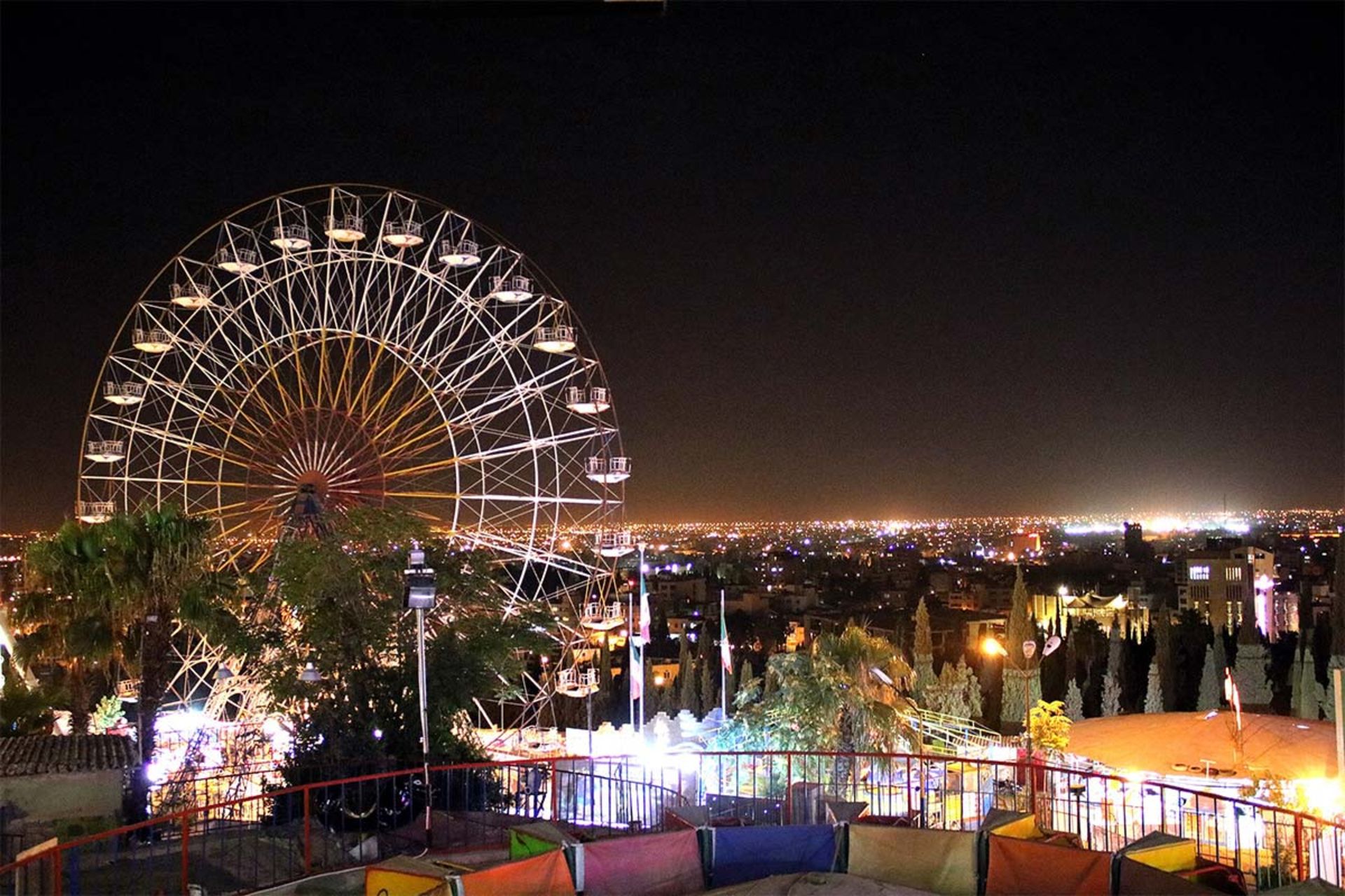 لونا پارک شیراز در شب