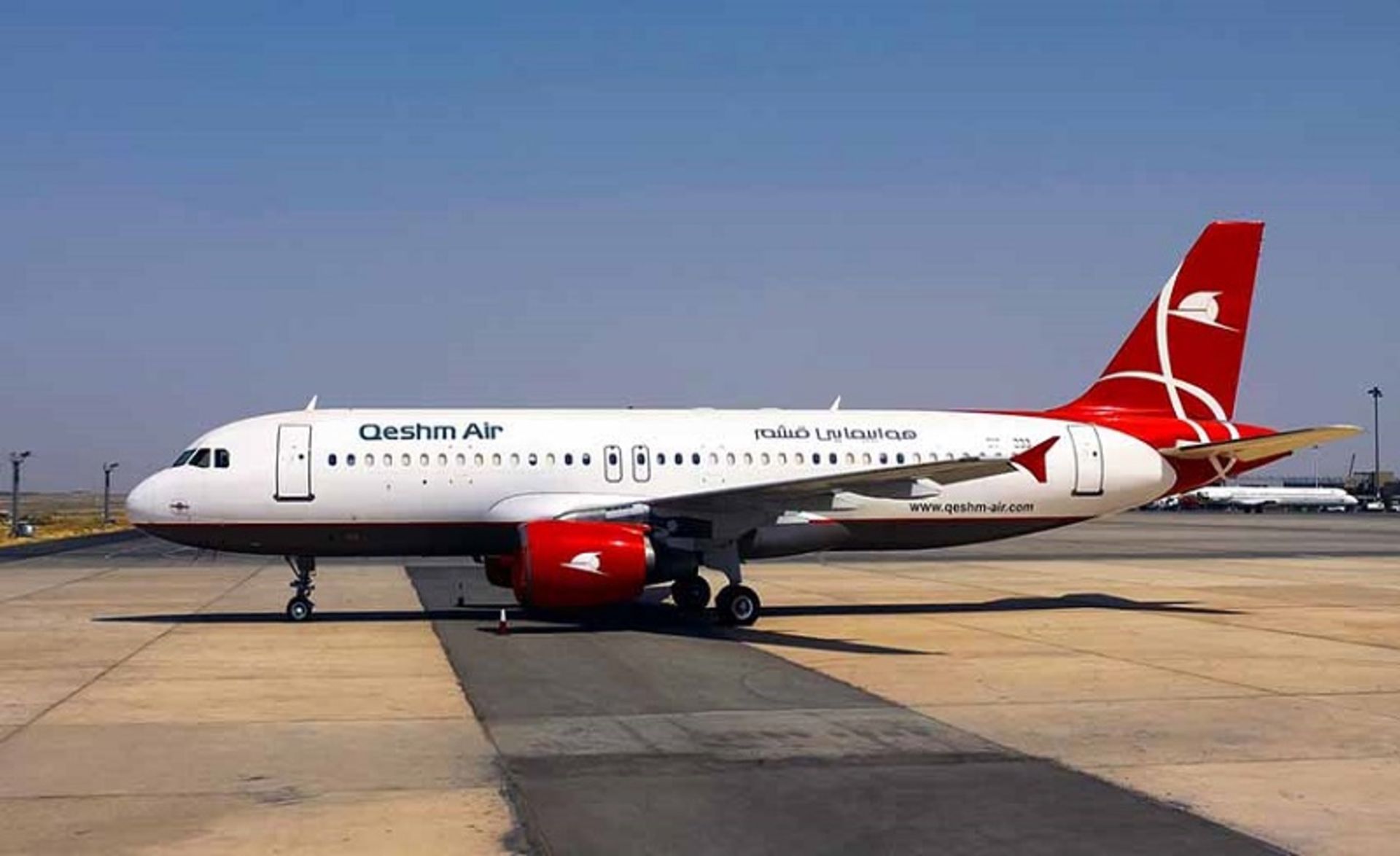 هواپیما در فرودگاه قشم