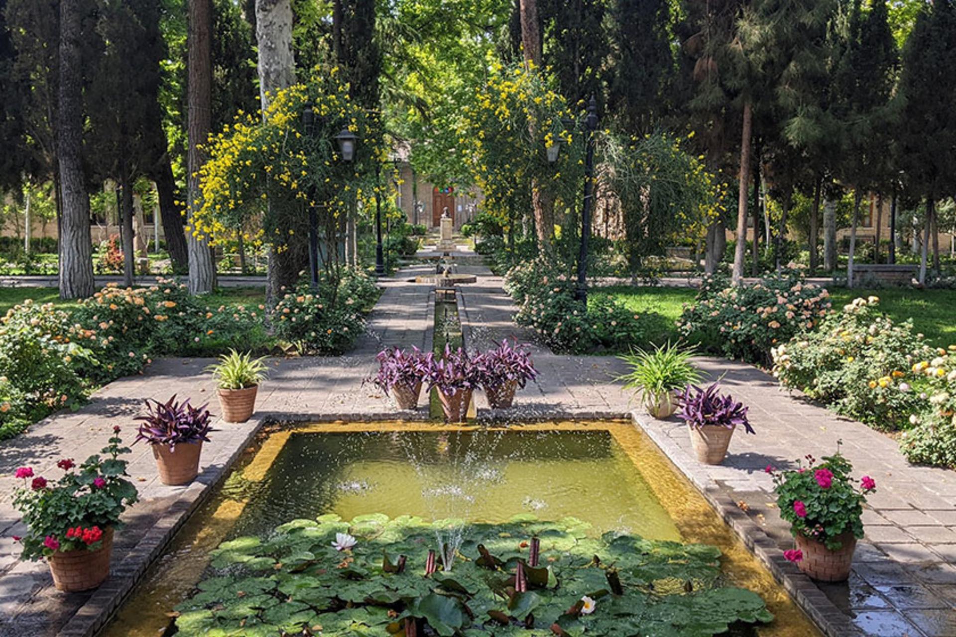 حیاط سرسبز باغ نگارستان تهران