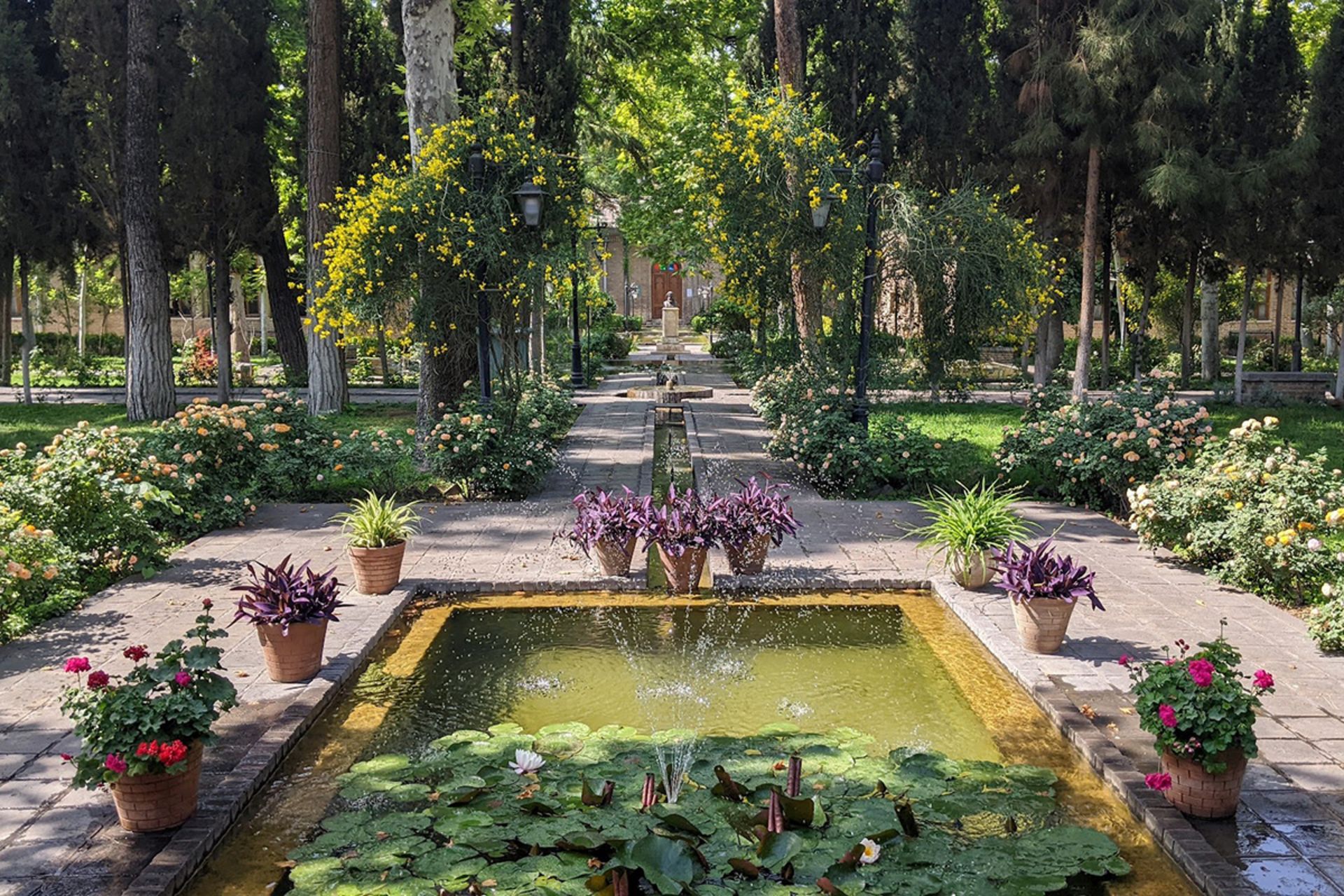 محوطه زیبا و سرسبز باغ نگارستان