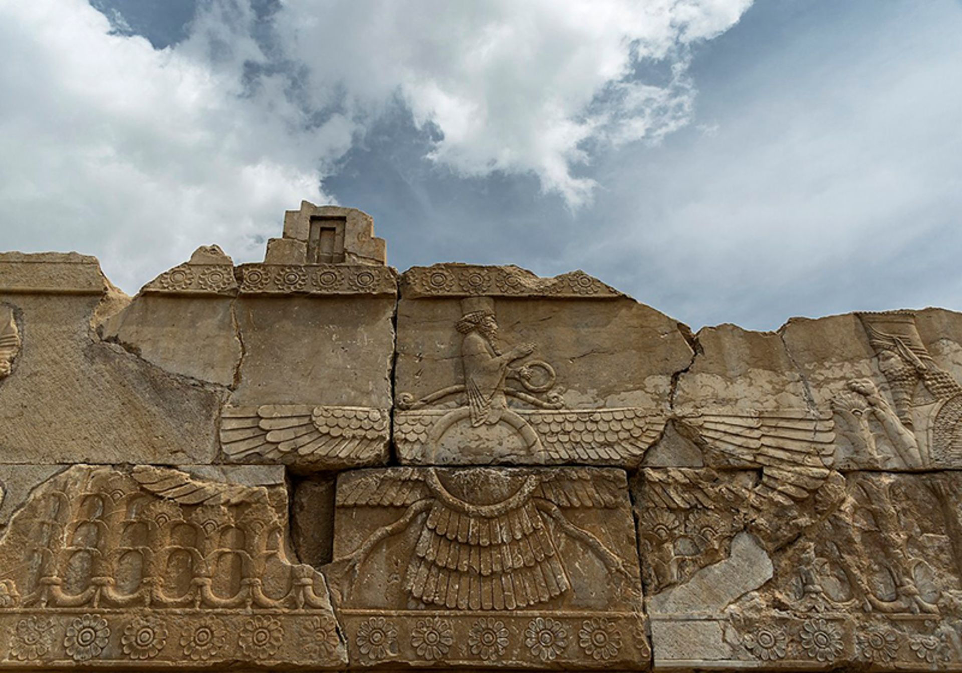 بقایای یک سنگ نگاره با نقش فروهر