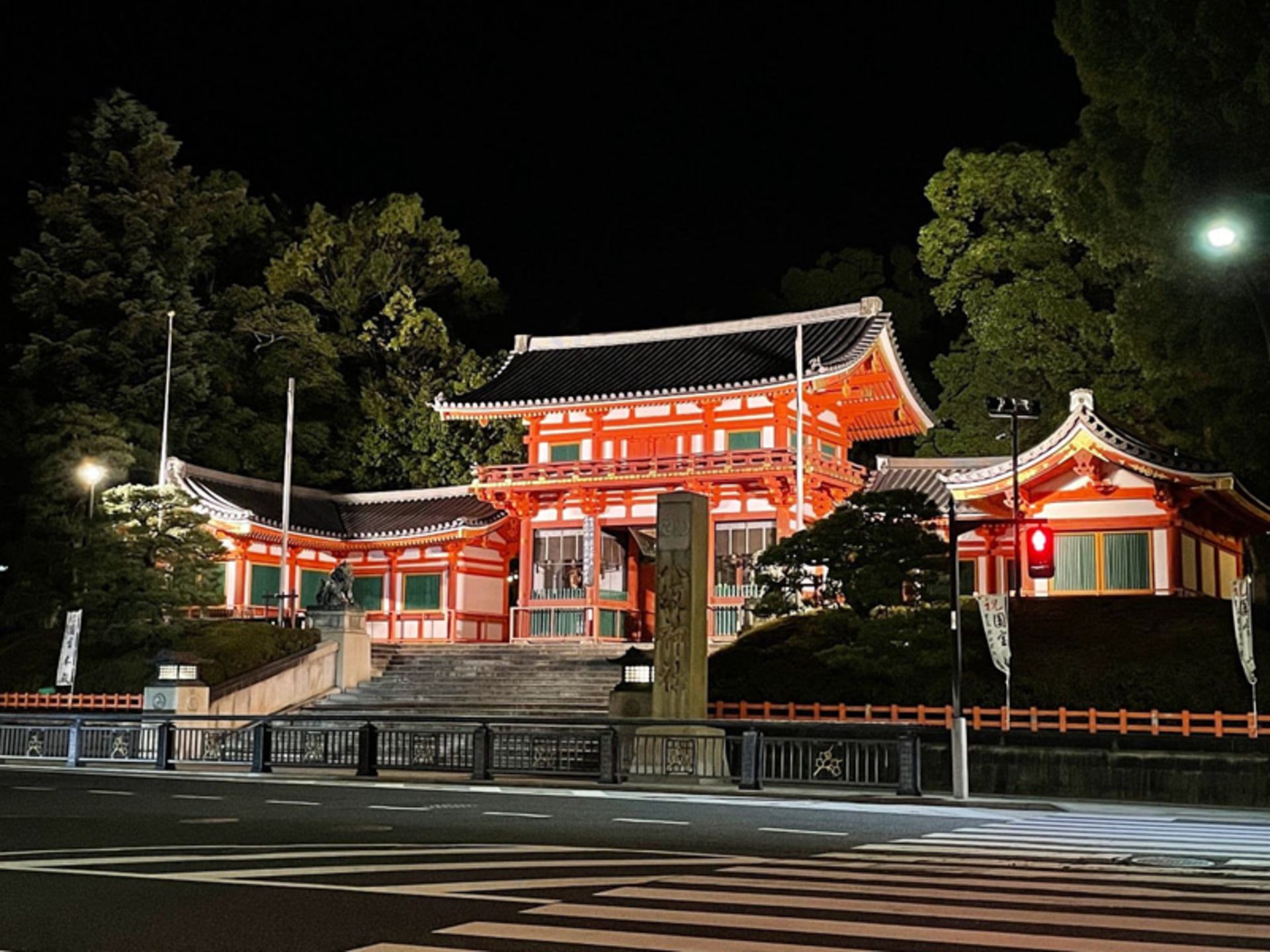 ماه کامل بر فراز معبد یاساکا در ژاپن