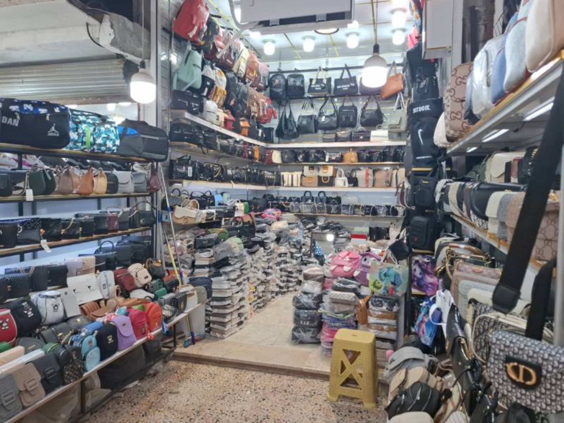 مغازه فروش کیف در بازار ساحلی آستارا
