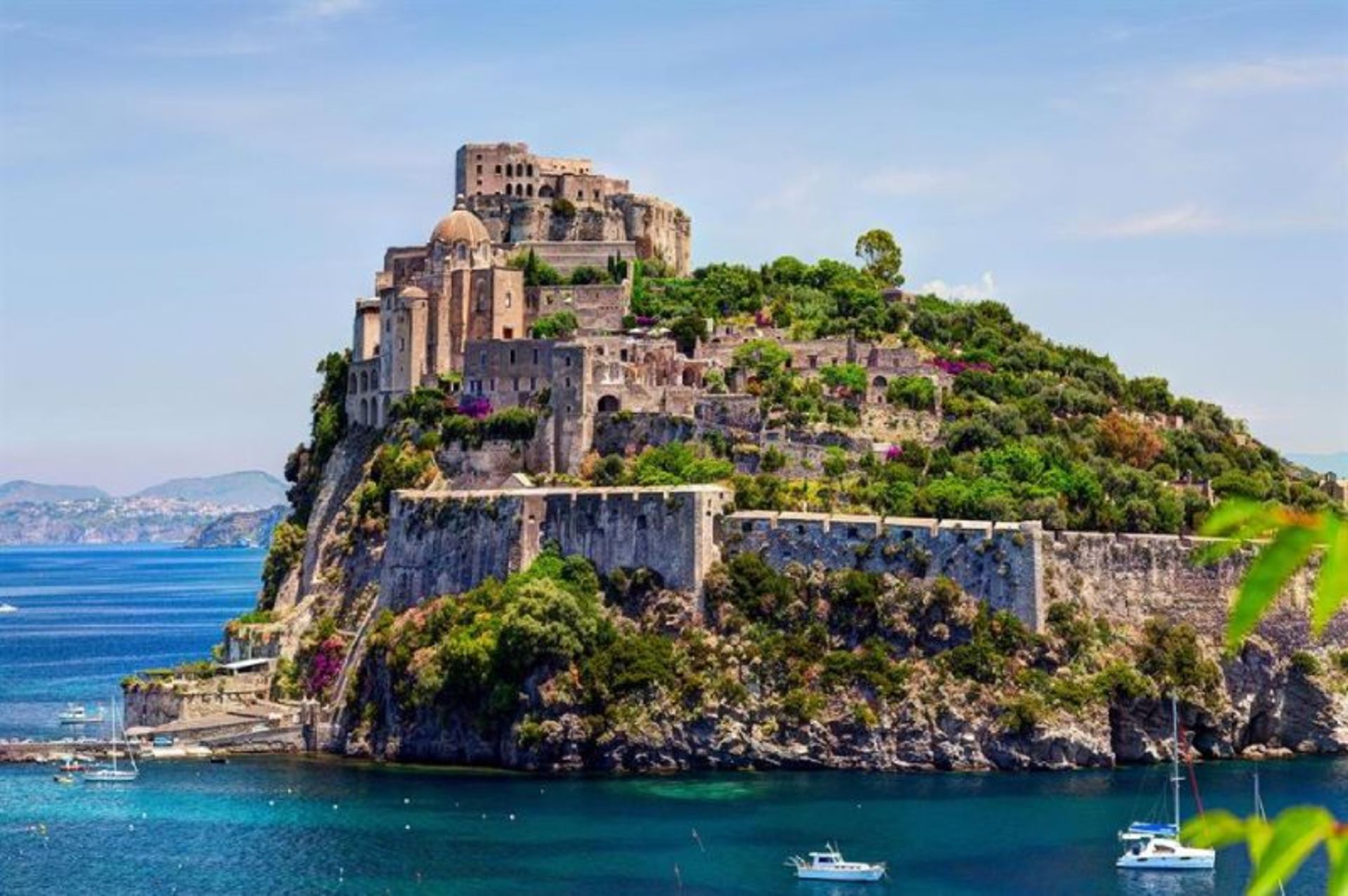 نمای بیرونی قلعه آراگونس و طبیعت اطراف آن در ایتالیا