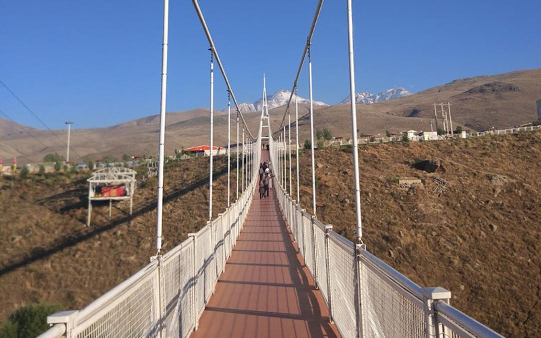 گردشگران روی پل معلق مشگین شهر