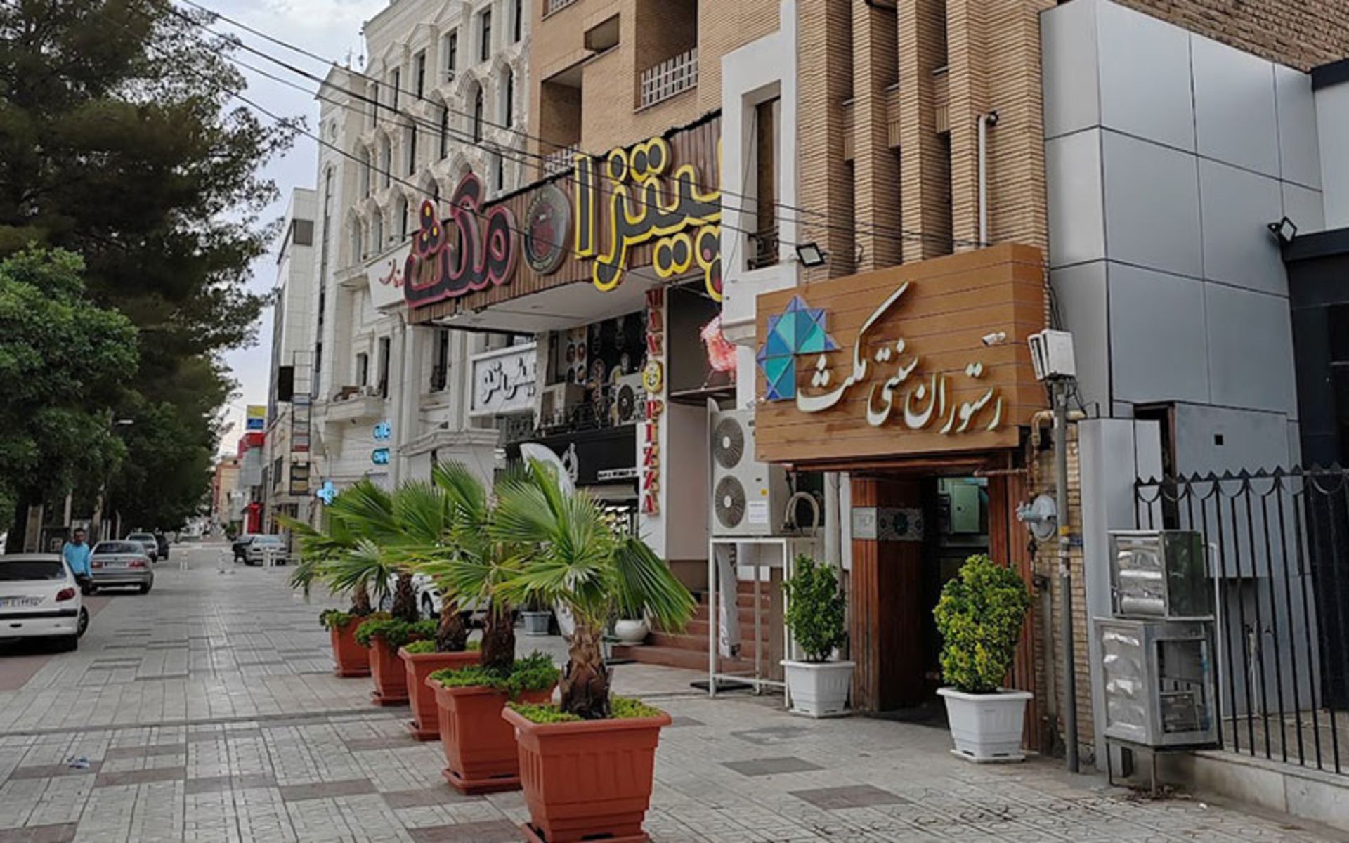 ورودی رستوران مکث کرمان