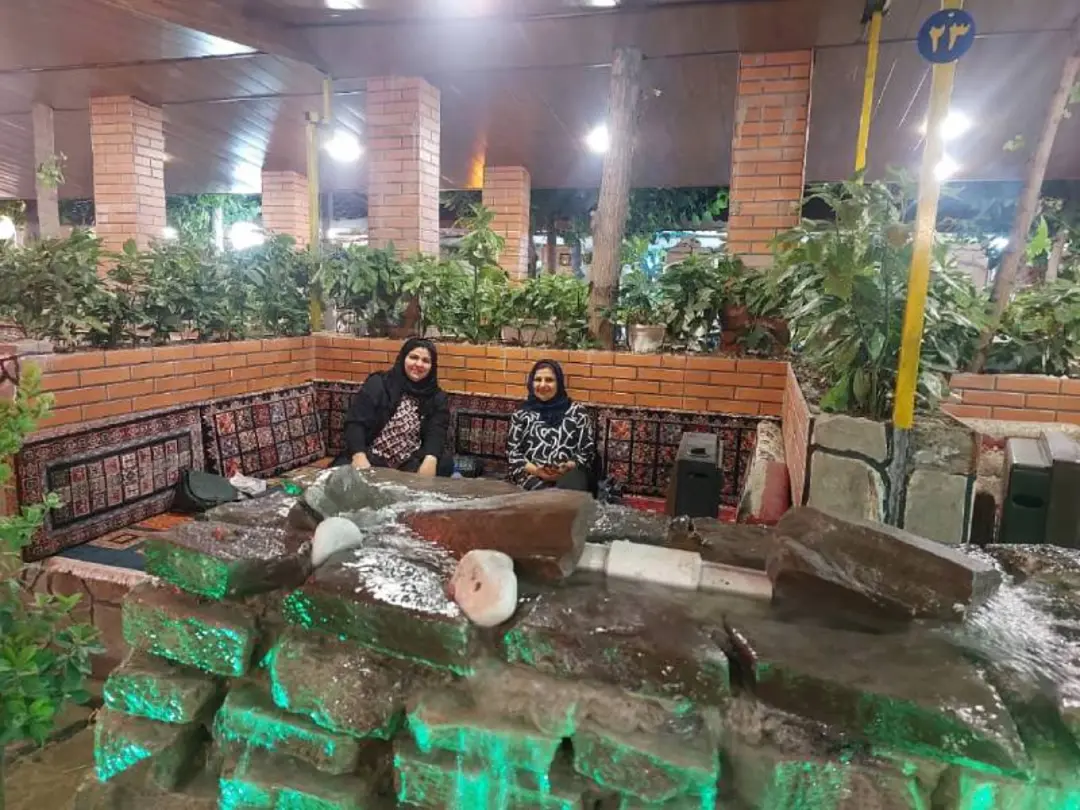 تخت ها و فضای سبز رستوران سنتی مزرعه فرحزاد