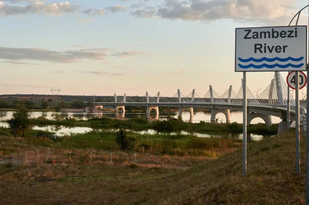 رودخانه زامبزی (Zambezi River) با پلی مدرن در پس‌زمینه