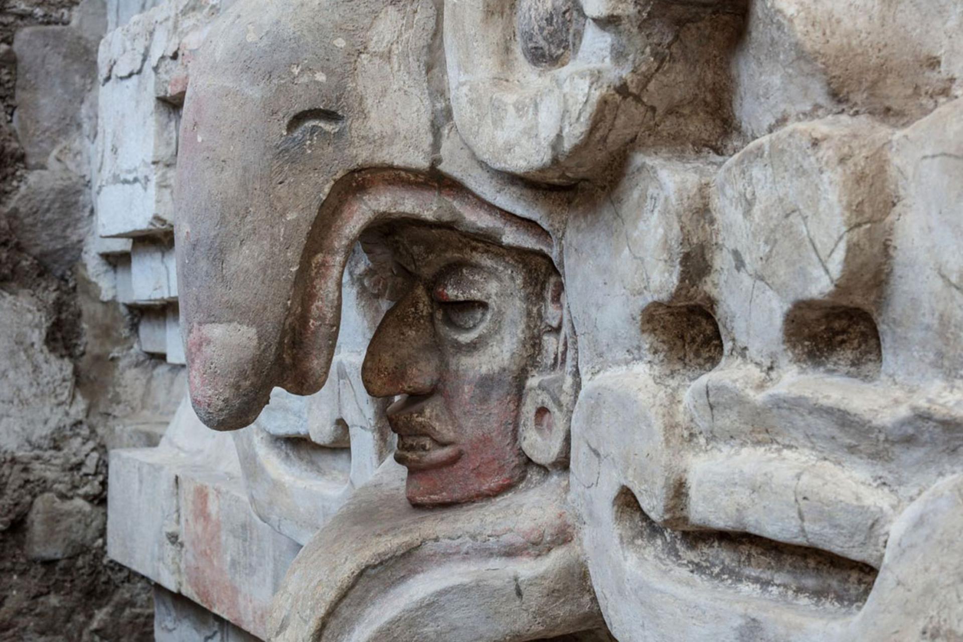 شمایل یک جغد با منقاری گشوده با چهره‌ای در میان آن