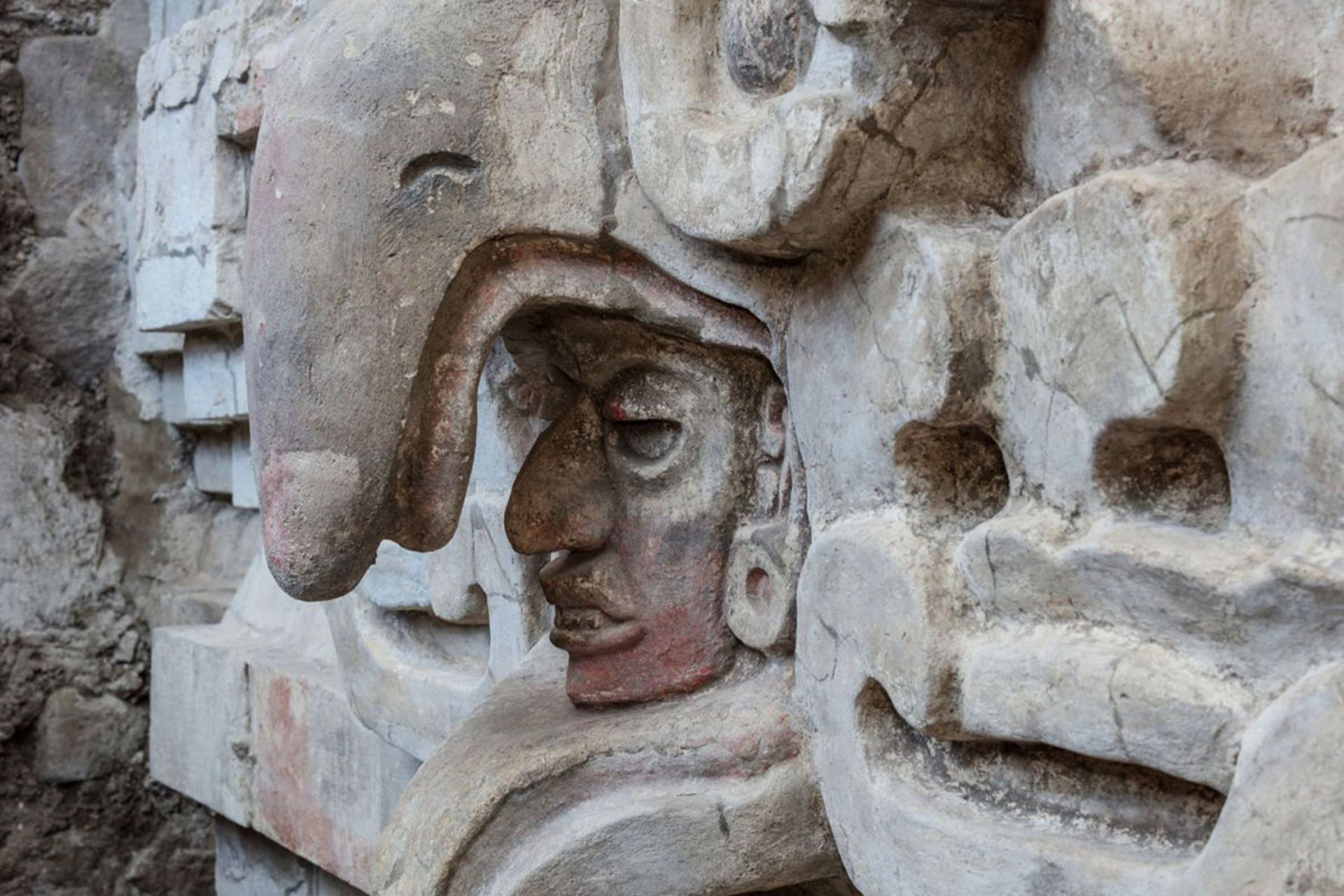 شمایل یک جغد با منقاری گشوده با چهره‌ای در میان آن