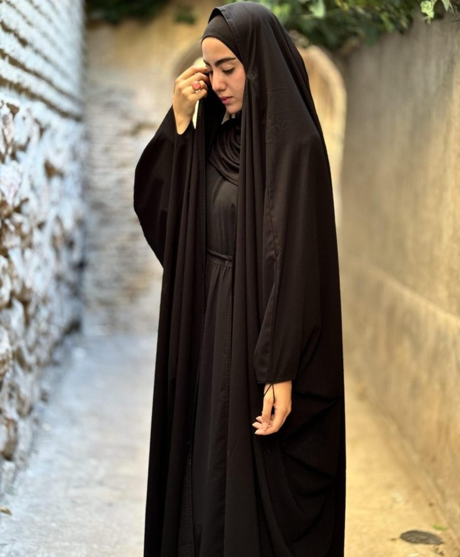 زنی با چادر عربی