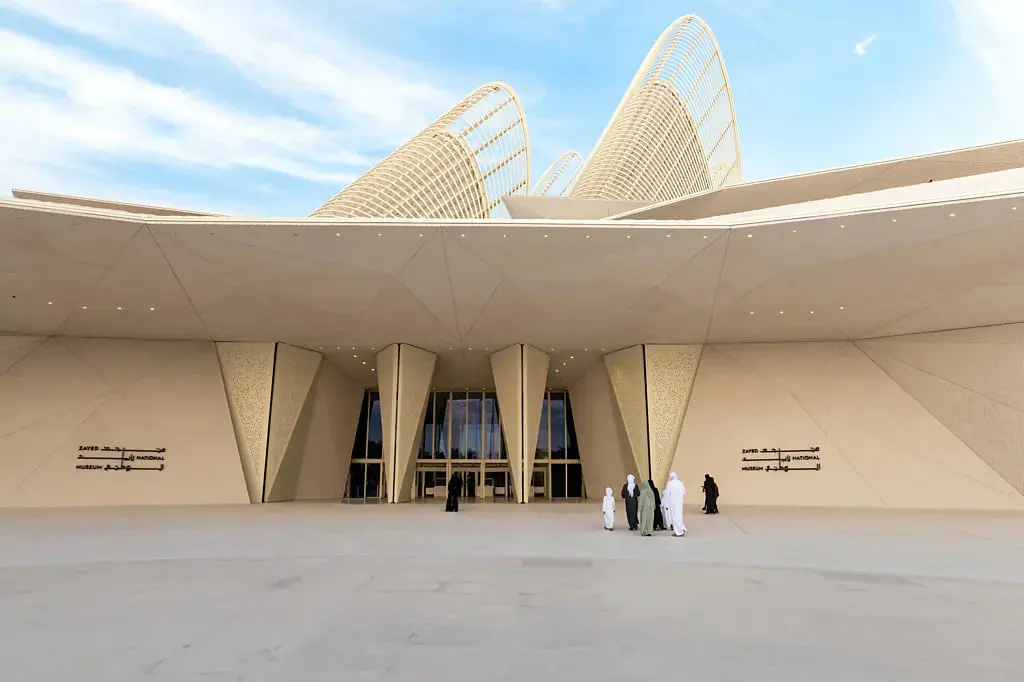 موزه ملی زاید (Zayed National Museum) با معماری مدرن و سقف‌های منحنی در ابوظبی