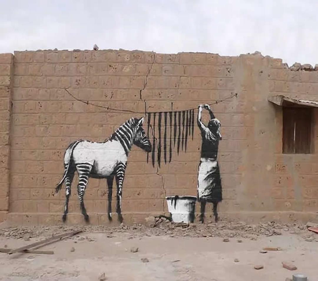 دیوارنگاری از یک گوربریت (Guerrilla) و یک گوربریت (Zebra) روی دیوار آجری