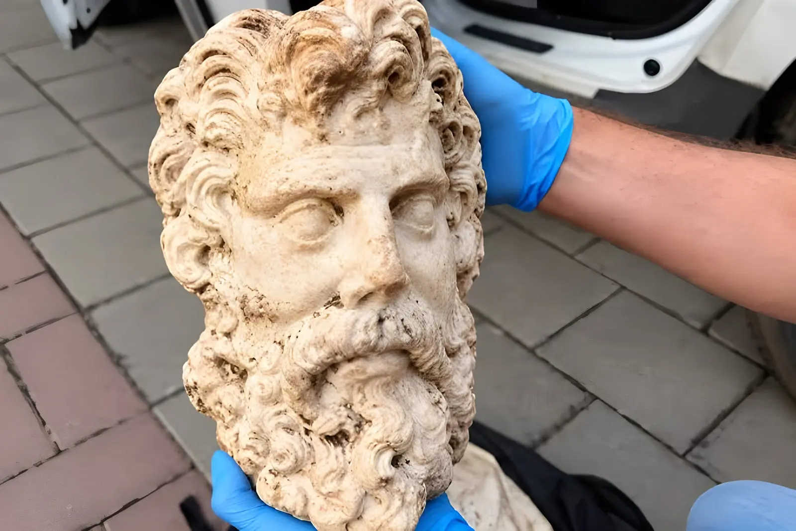 سردیس مرمری دو هزار ساله زئوس (Zeus) در دست کارشناس