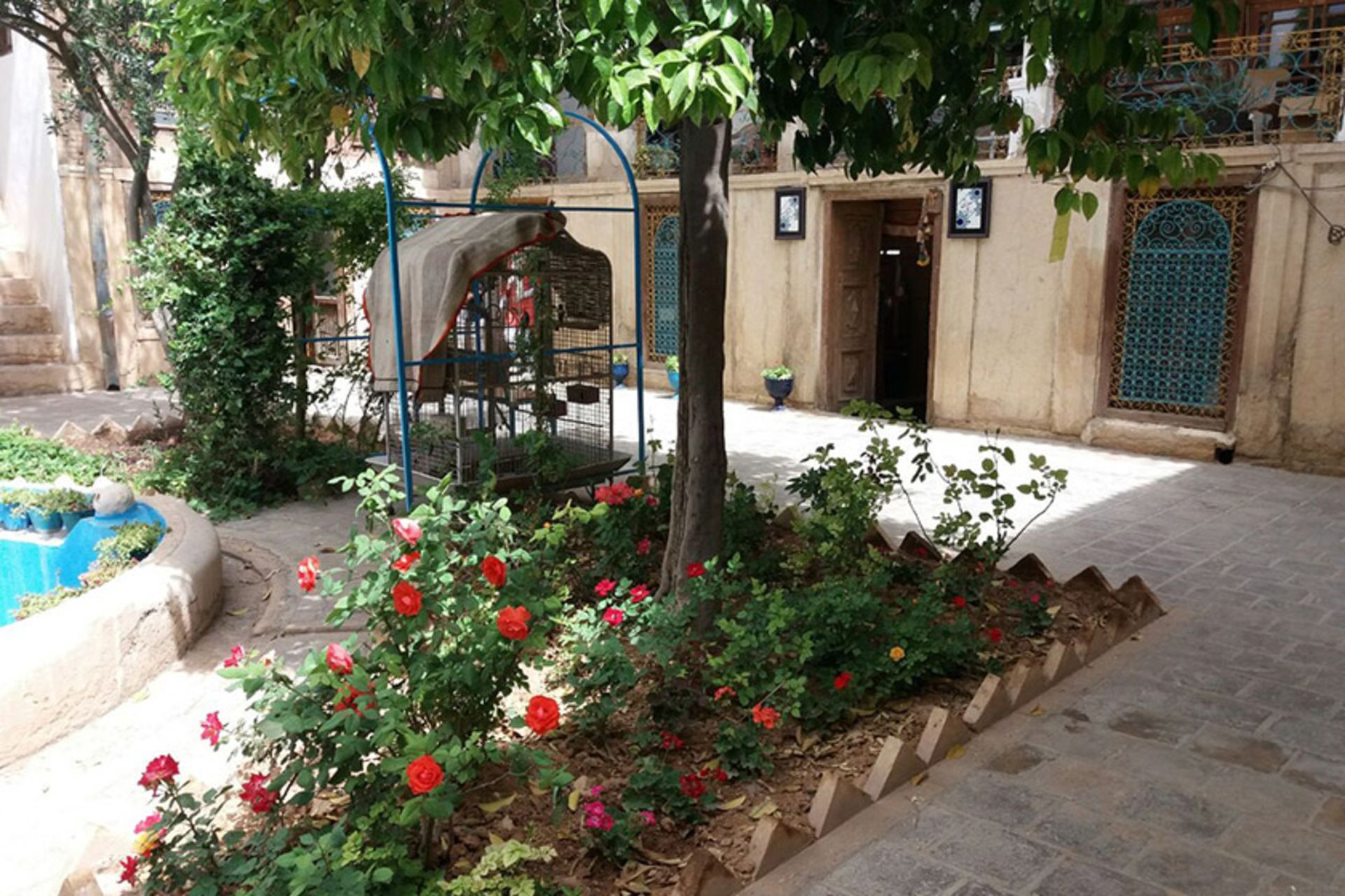باغچه های گل در حیاط خانه سعادت