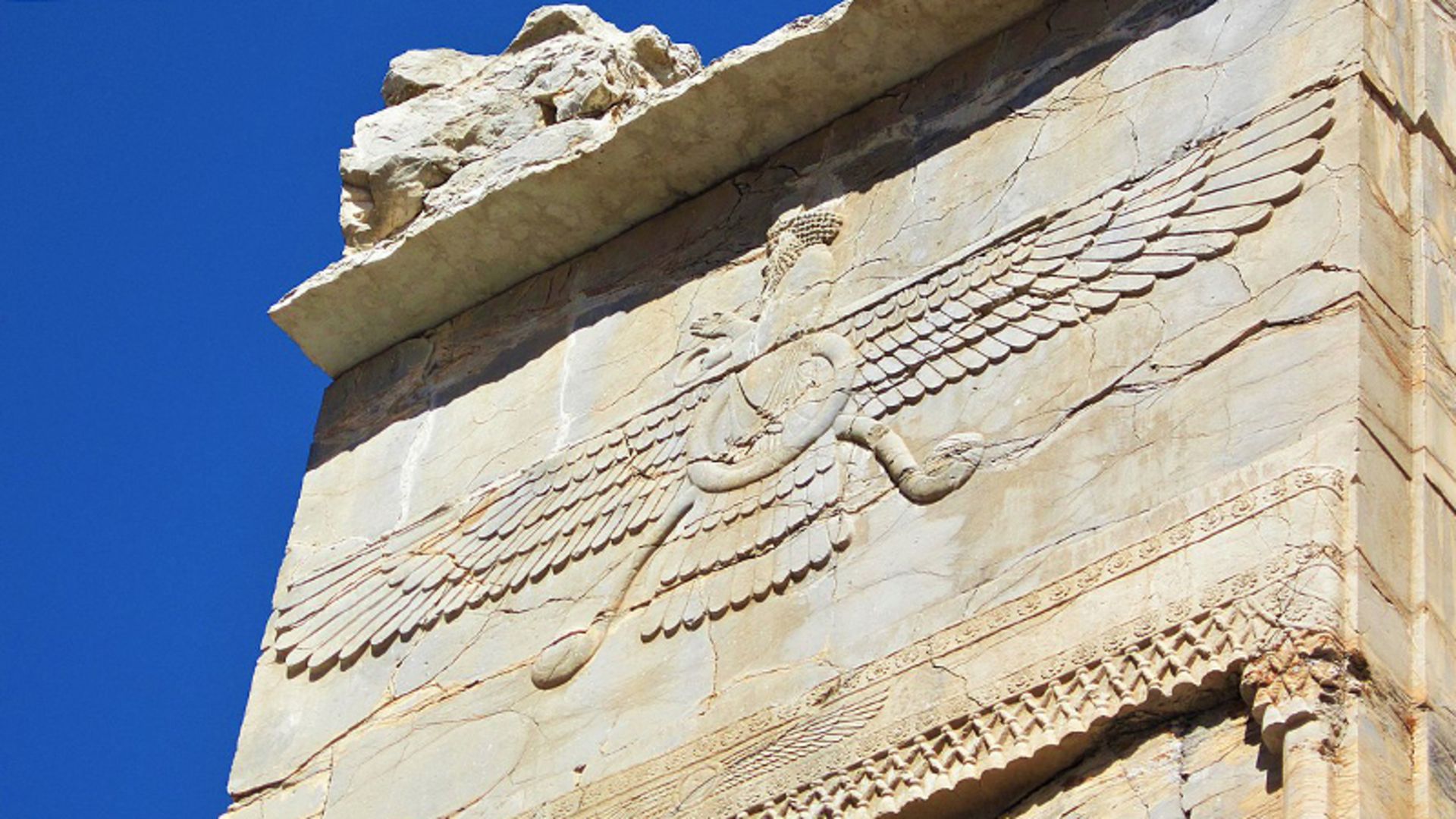 نماد فروهر حک شده روی یک تخته سنگ مرتفع