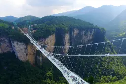 پل شیشه‌ای (Glass Bridge) در منطقه کوهستانی ژانگ‌جیاجی چین میان صخره‌ها