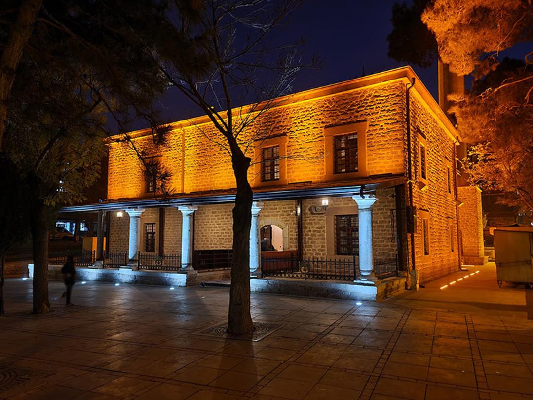 مقبره شمس تبریزی در شب
